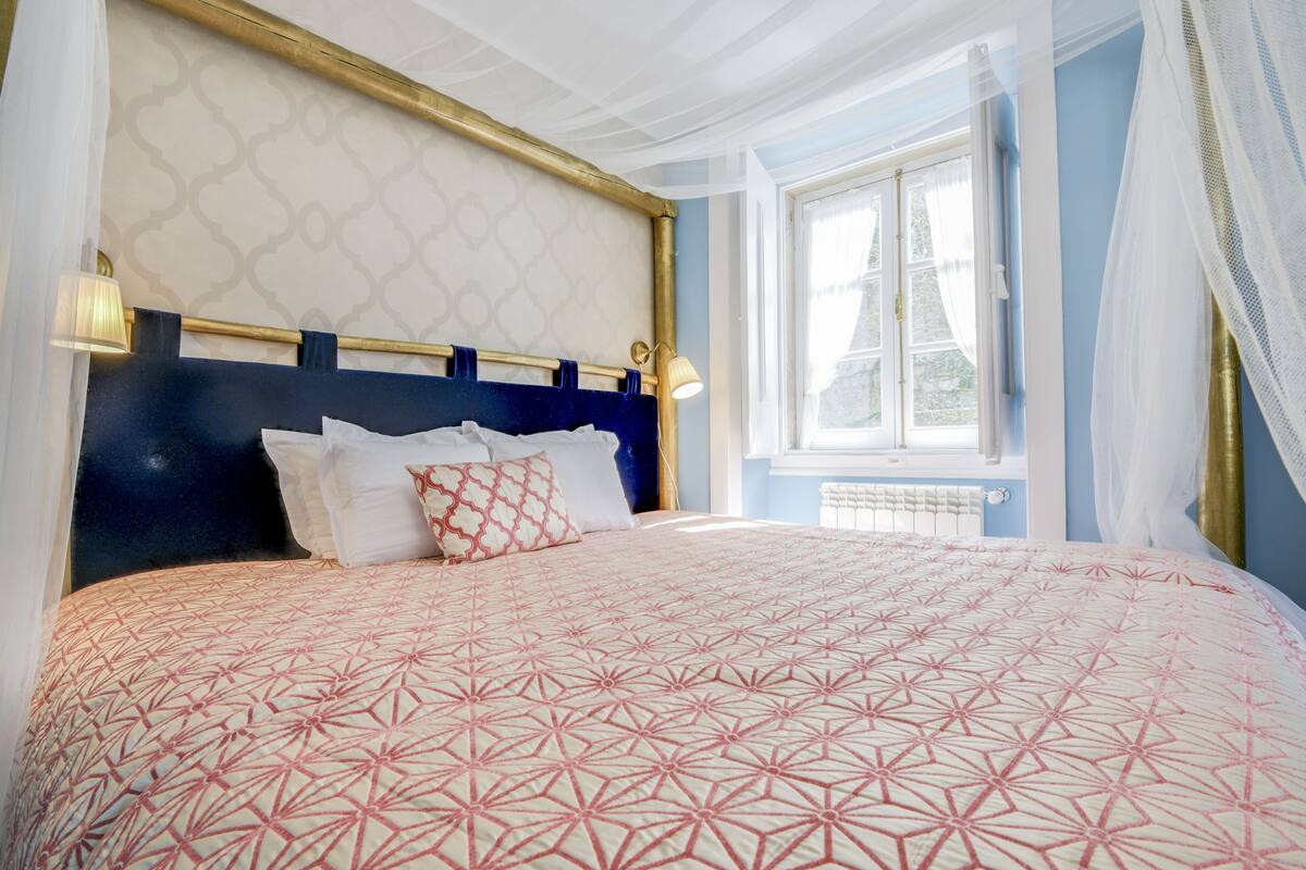 1 chambre, rideaux occultants, fer et planche à repasser