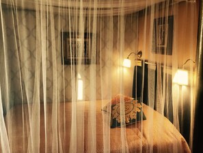 Romantisches Doppelzimmer, 1 Doppelbett (Palace View 8) | 1 Schlafzimmer, individuell eingerichtet, Verdunkelungsvorhänge