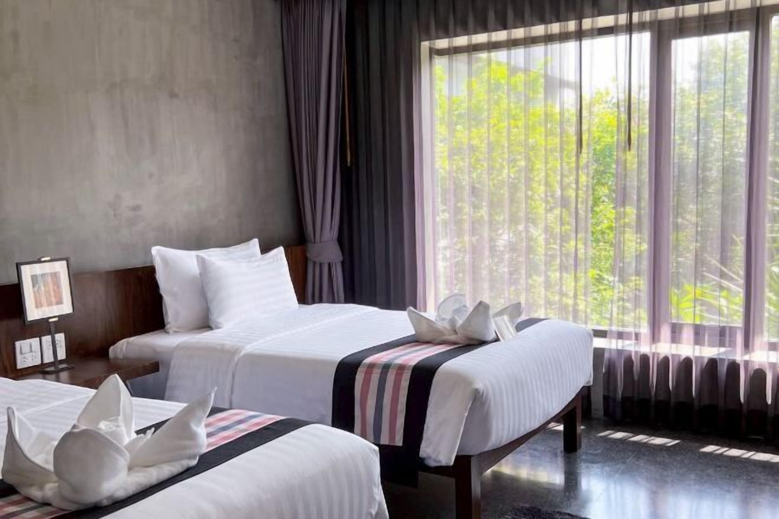 Minibar, coffres-forts dans les chambres, bureau, rideaux occultants