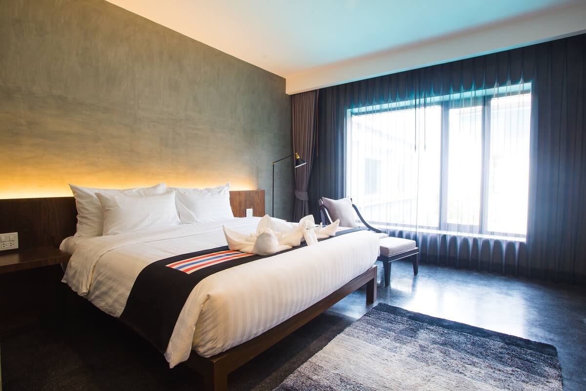 deluxe king room with bath | minibar, in-room safe, desk, blackout curtains