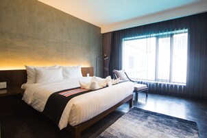 Deluxe King Room with Bath | Minibar, in-room safe, desk, blackout drapes