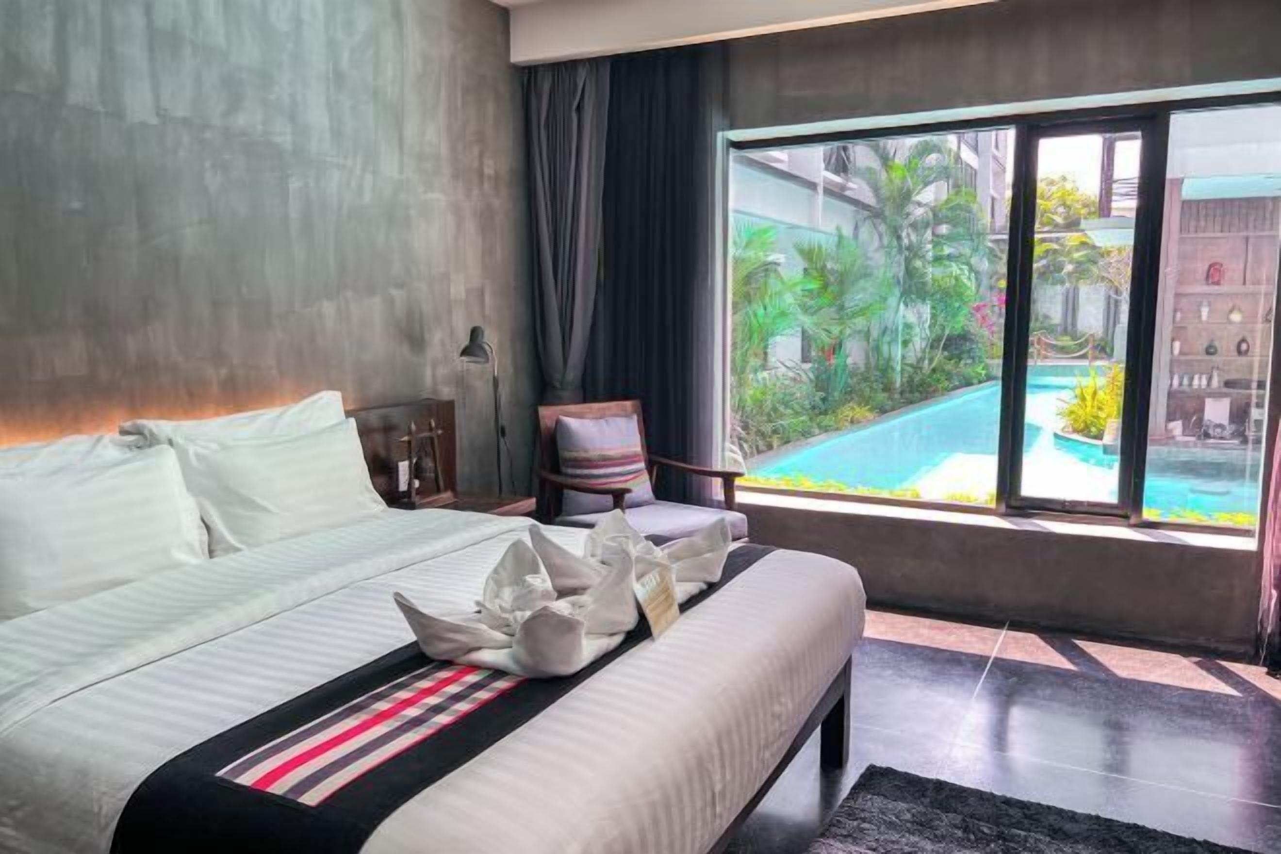 Minibar, coffres-forts dans les chambres, bureau, rideaux occultants