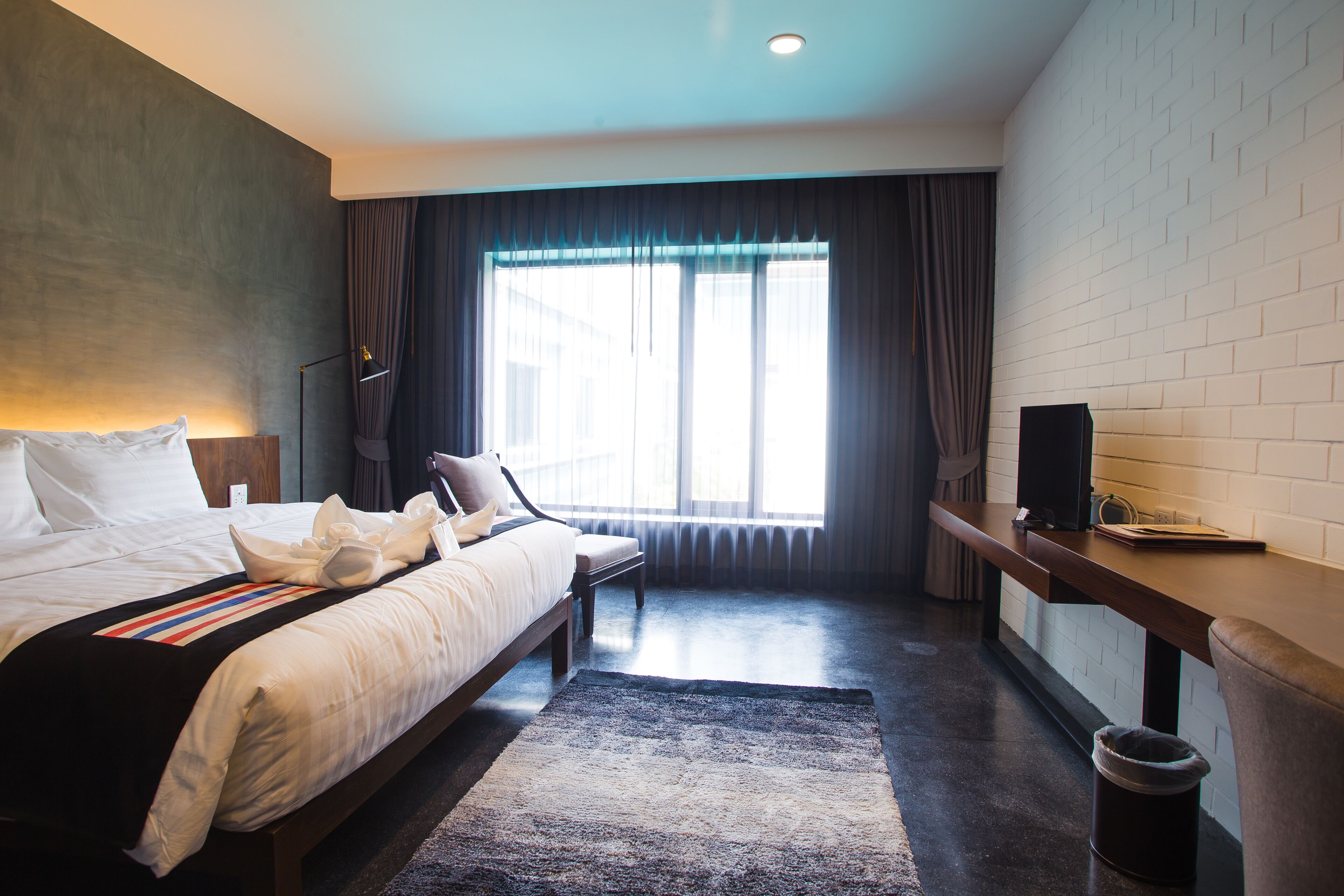 deluxe king room with bath | minibar, in-room safe, desk, blackout curtains