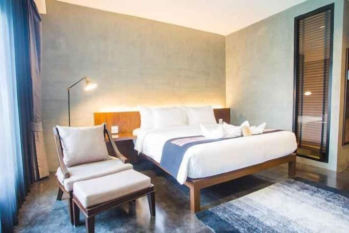Minibar, safe på rommet, skrivebord og blendingsgardiner