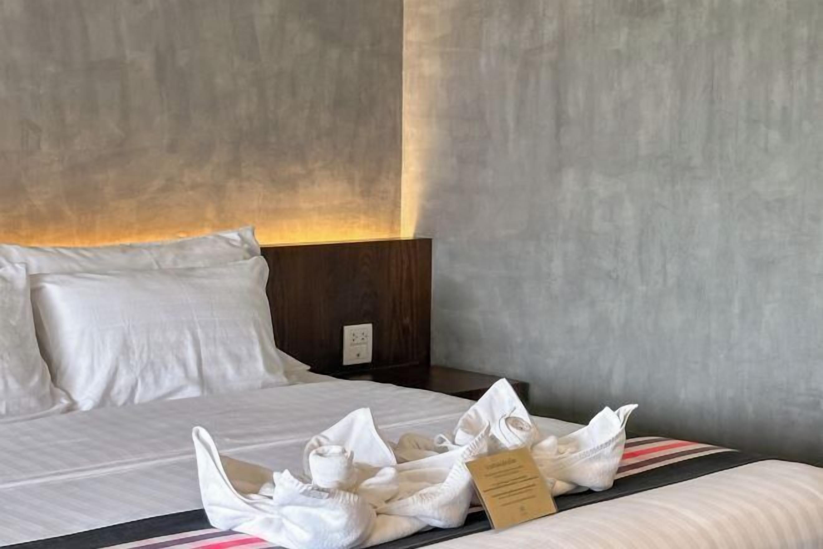 Minibar, coffres-forts dans les chambres, bureau, rideaux occultants