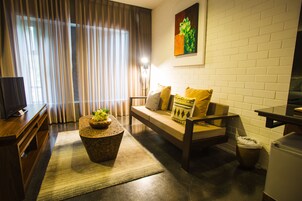 Suite Room | Living room | 30-inch flat-screen TV with cable channels, TV