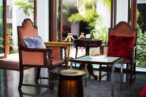 Televisi layar datar 30-inci dengan saluran TV kabel dan TV