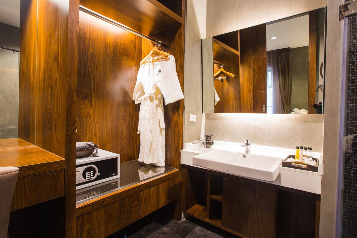 suite room | minibar, in-room safe, desk, blackout curtains