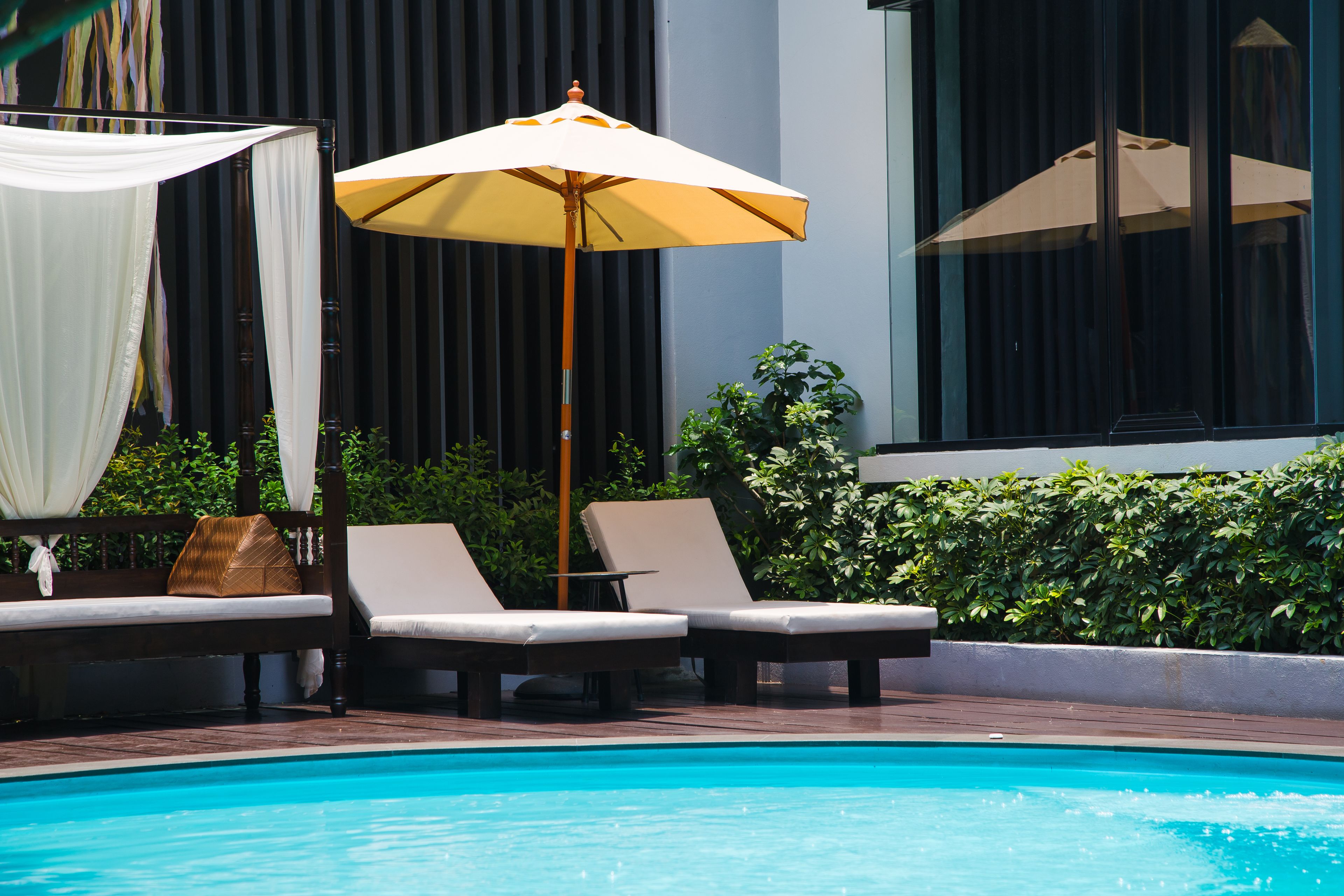 حمّام سباحة خارجي، مفتوح من 6 صباحاً إلى 7 مساءً، مقاعد للتشمس