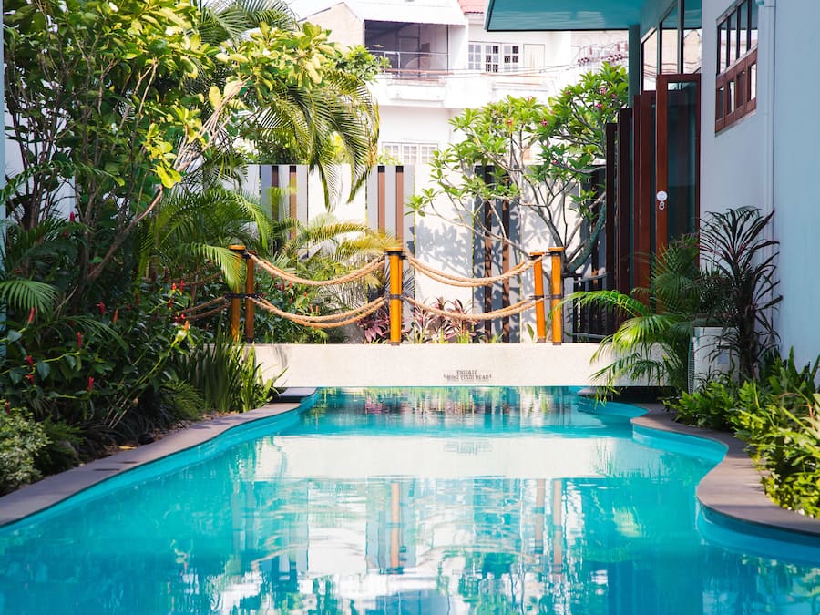 Een buitenzwembad, open van 06.00 uur tot 19.00 uur, en ligstoelen