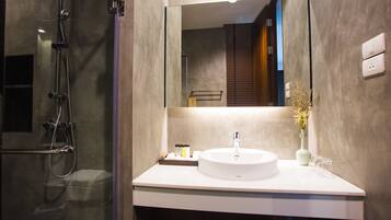 Deluxe King Room with Bath | Salle de bain | Douche, douche à « effet pluie », articles de toilette gratuits
