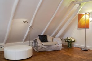 Deluxe Apartment, 1 King Bed, Non Smoking, Garden View | 2 bedrooms, Egyptian cotton sheets, premium bedding, in-room safe