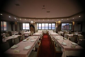 Melayani sarapan, makan siang, makan malam; sajian masakan Turki 