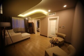 Suite, 1 Bedroom | Living room