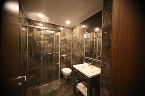Suite, 1 Bedroom | Bathroom | Shower, rainfall showerhead, free toiletries, hair dryer - Peronti Hotel (Hopa)