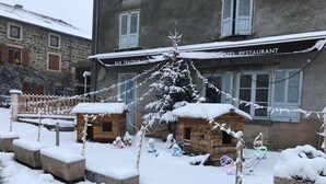 A hotel with a rustic exterior, featuring a stone facade and wooden shutters. - Rod & Sève (Propières)