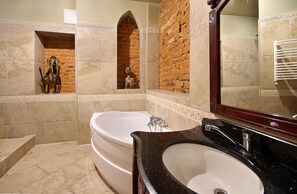 Quadruple Room (Komnata Basztowa) | Bathroom