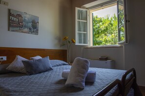 Bureau, Wi-Fi gratuit, draps fournis