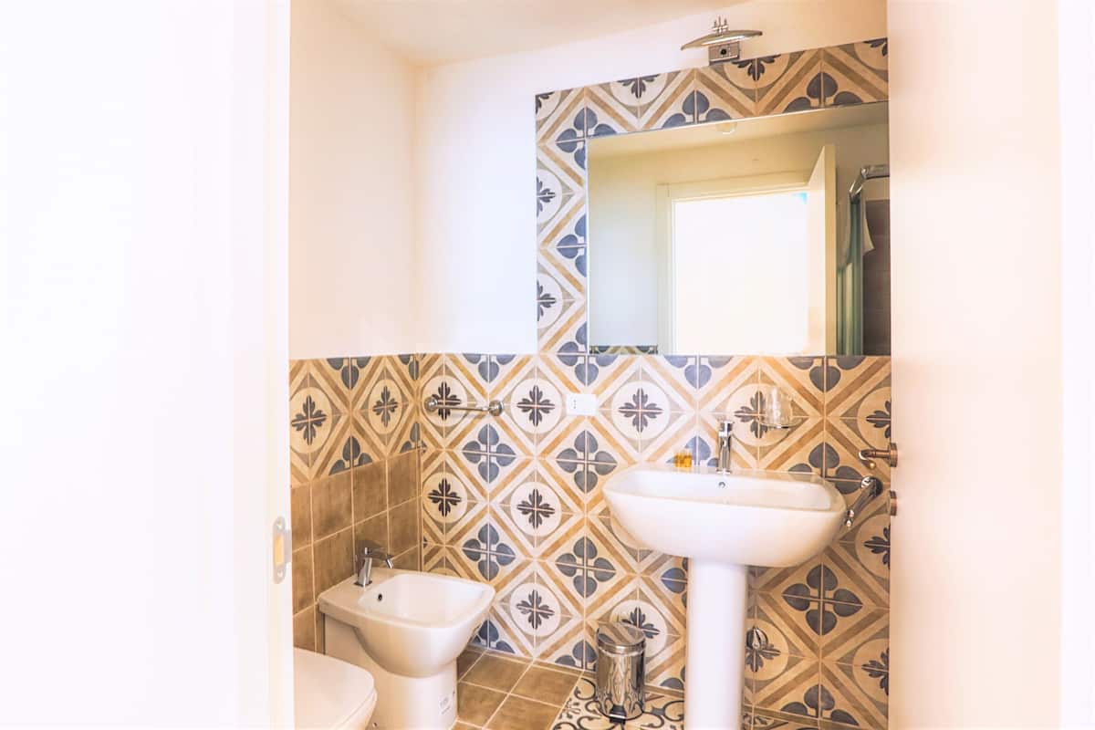 separate bathtub and shower, free toiletries, hair dryer, towels