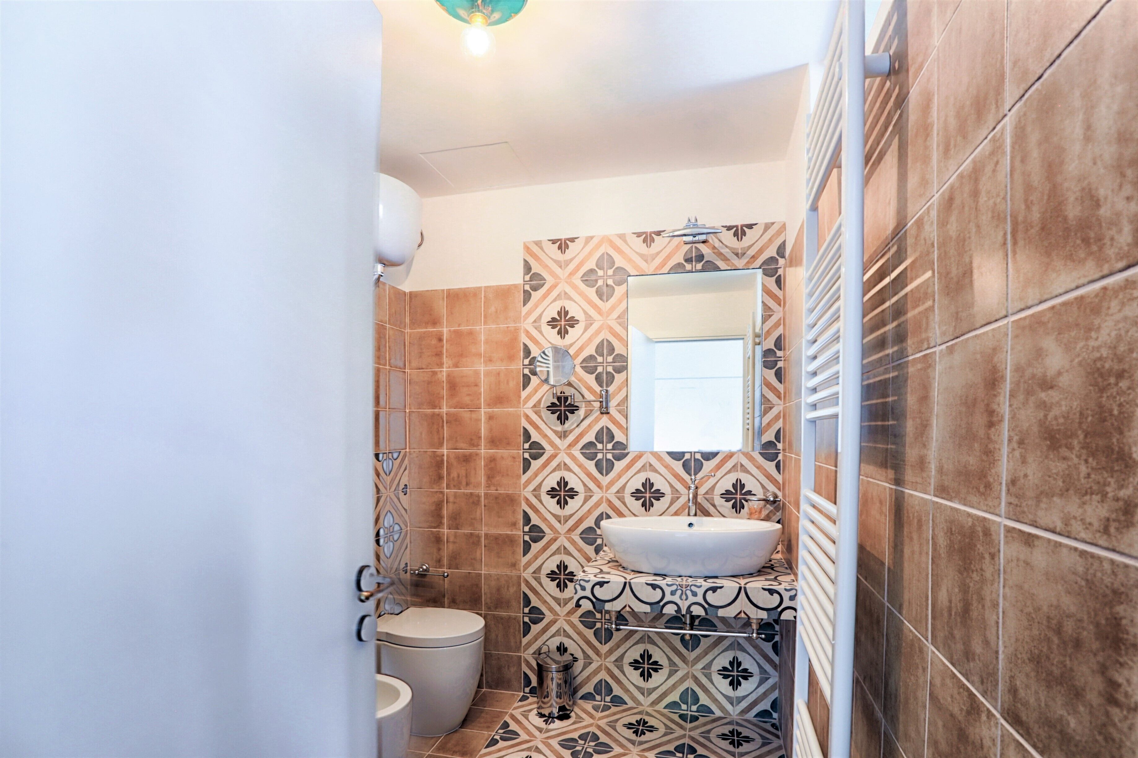 separate bathtub and shower, free toiletries, hair dryer, towels