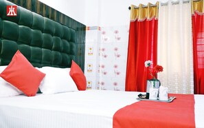 Escritorio, cortinas opacas, camas supletorias y ropa de cama