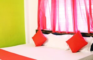 Deluxe-Zimmer | Schreibtisch, Verdunkelungsvorhänge, Zustellbetten, Bettwäsche