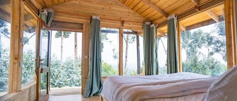 Habitación doble panorámica, 1 cama Queen size, chimenea, vista a la montaña | Camas con pillow-top y caja de seguridad en la habitación