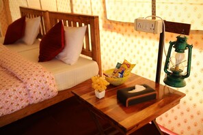 1 habitación, decoración personalizada y escritorio 