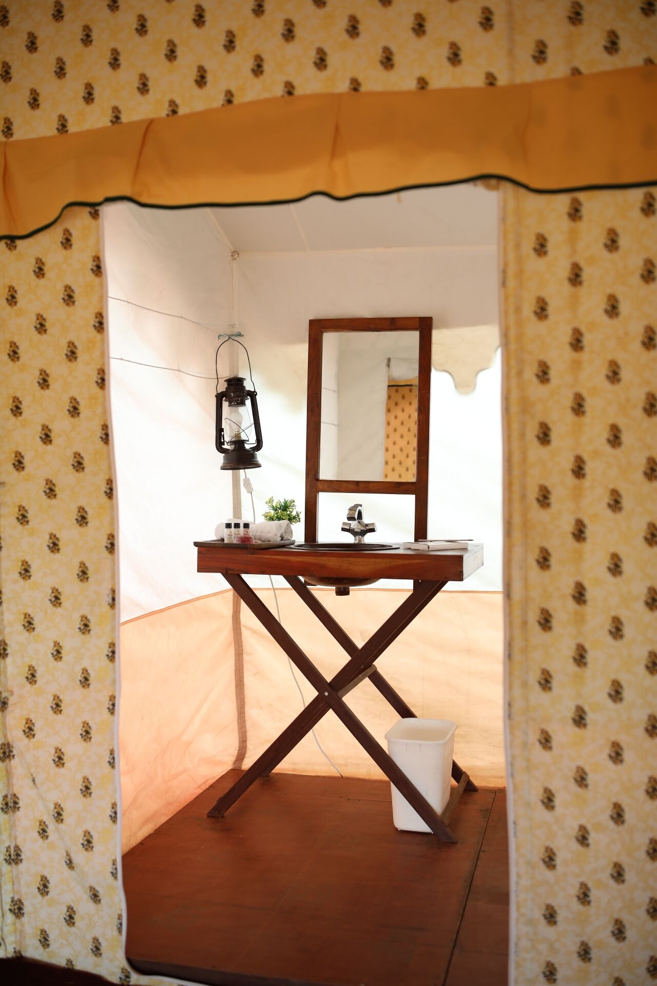 Shower, free toiletries