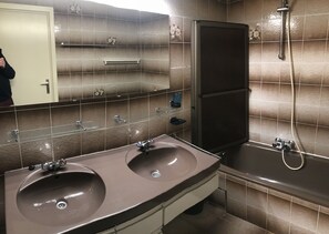 Secadora de cabello y papel de baño 