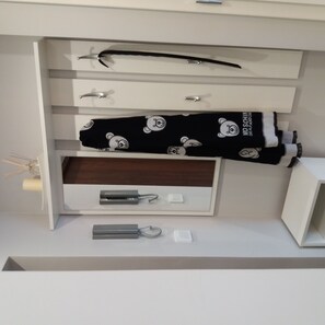 Fridge, oven, cookware/dishes/utensils
