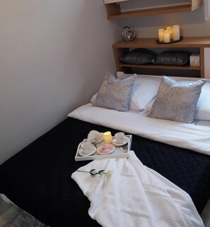 2 bedrooms, iron/ironing board, WiFi