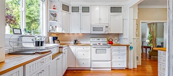 Charming restored dog-friendly farmhouse near Sequim Bay