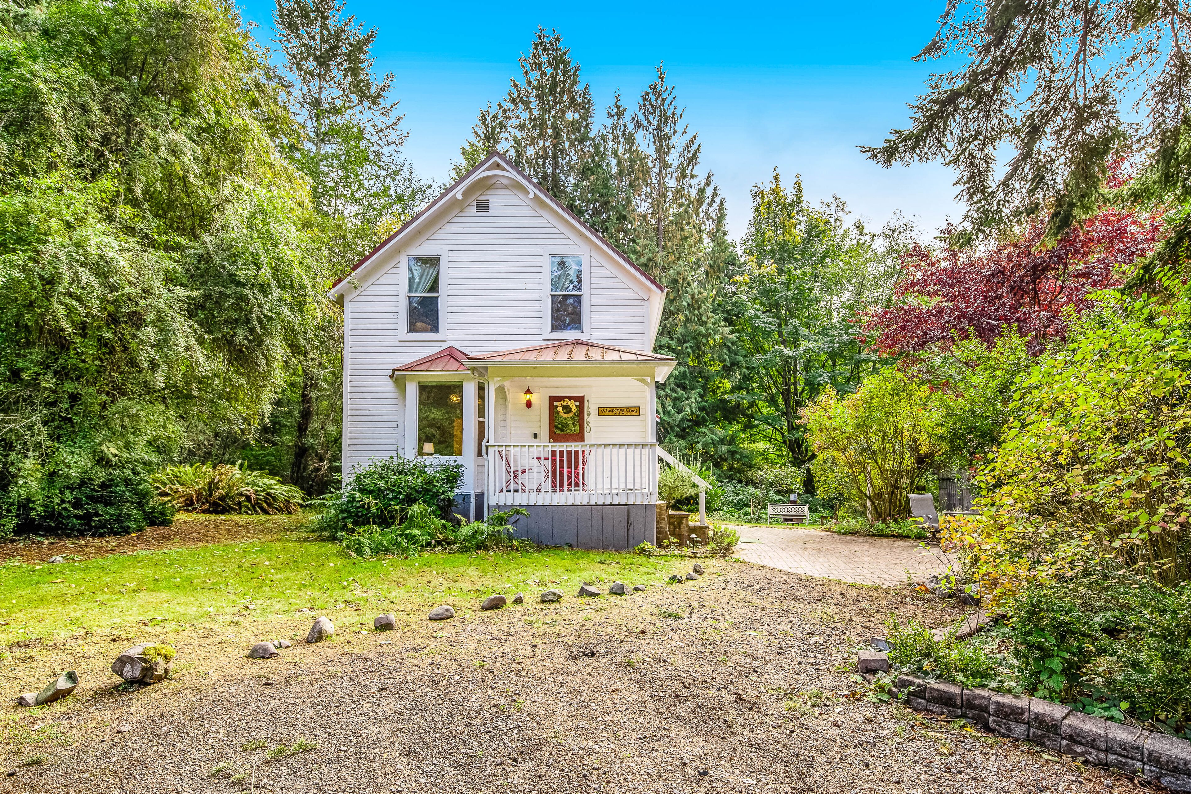 Charming restored dog-friendly farmhouse near Sequim Bay