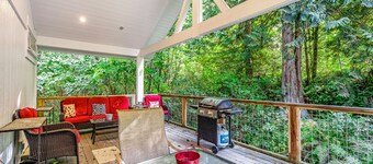 Charming restored dog-friendly farmhouse near Sequim Bay