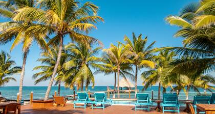 Oceanfront condo with pool, sea view, central AC & WiFi - steps to the beach