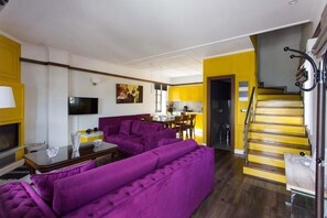 Vila superluxo (Joana) | Área de estar | Smart TV, lareira, Netflix
