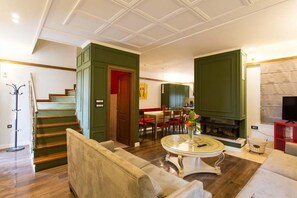 Villa Luxe, 2 chambres (Basilia) | Coin séjour | TV connectée, cheminée, Netflix