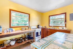 Een koelkast, een magnetron, een oven, een kookplaat