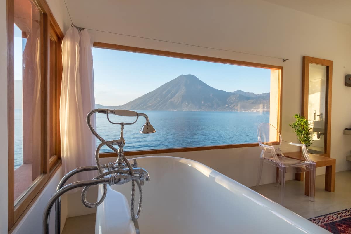 Design Room, 1 King Bed, Non Smoking, Lake View | Deep-soaking bathtub