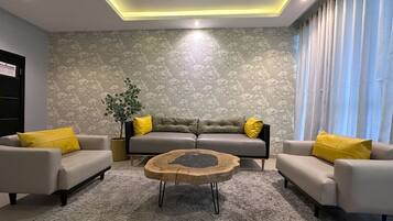 Quarto luxo, acessível, vista para a cidade | Roupas de cama premium, edredons de pluma, cofres nos quartos
