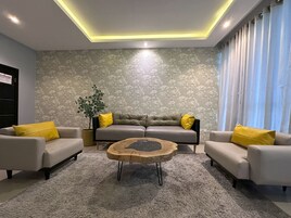 Quarto luxo, acessível, vista para a cidade | Roupas de cama premium, edredons de pluma, cofres nos quartos
