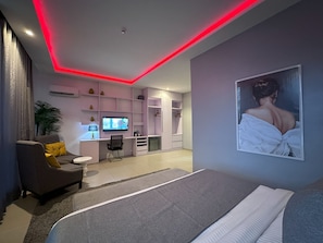 Luxury-Studiosuite, barrierefrei | Hochwertige Bettwaren, Daunenbettdecken, Zimmersafe, Schreibtisch