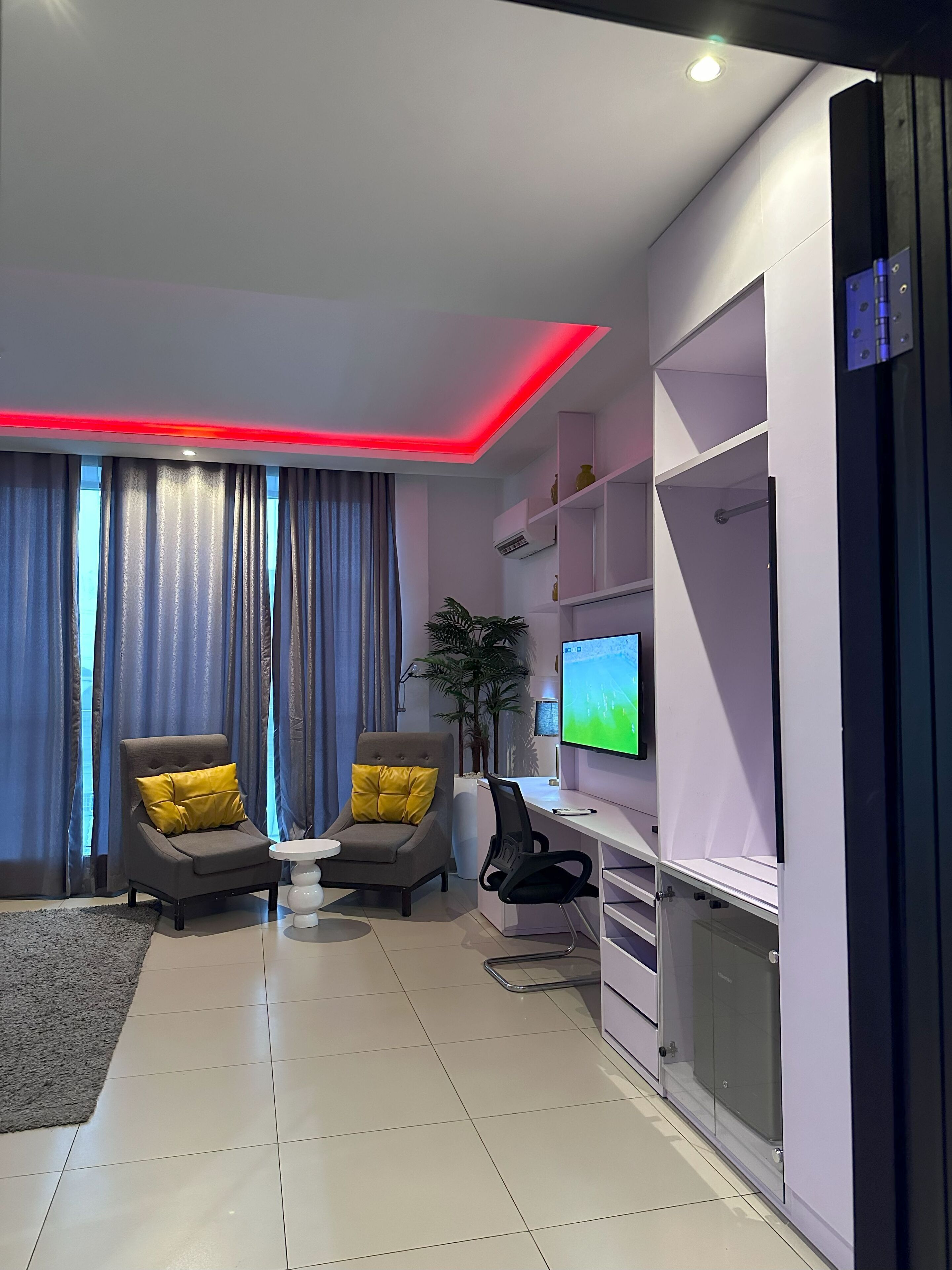 luxury studio suite, accessible | premium bedding, down duvets, in-room safe, desk