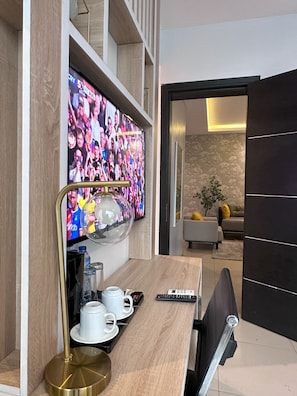 Habitació Deluxe, accessible, vistes a la ciutat | Roba de llit d'alta qualitat, cobrellits i caixa forta a l'habitació 