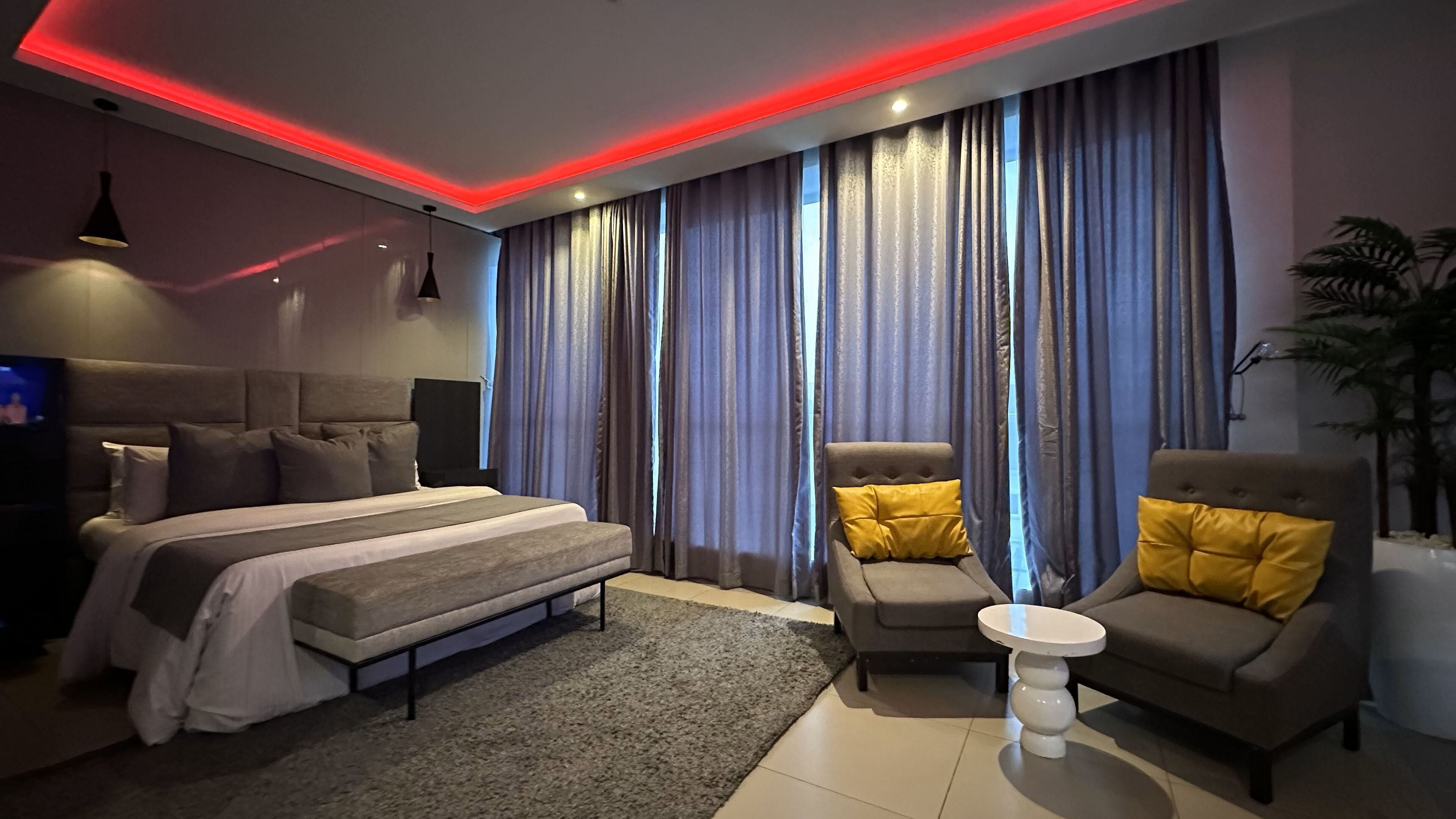 luxury studio suite, accessible | premium bedding, down duvets, in-room safe, desk