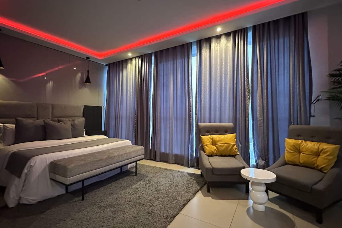 luxury studio suite, accessible | premium bedding, down duvets, in-room safe, desk