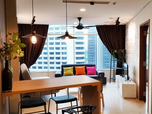 Premium-Apartment, 3 Schlafzimmer | Wohnzimmer | Flachbildfernseher