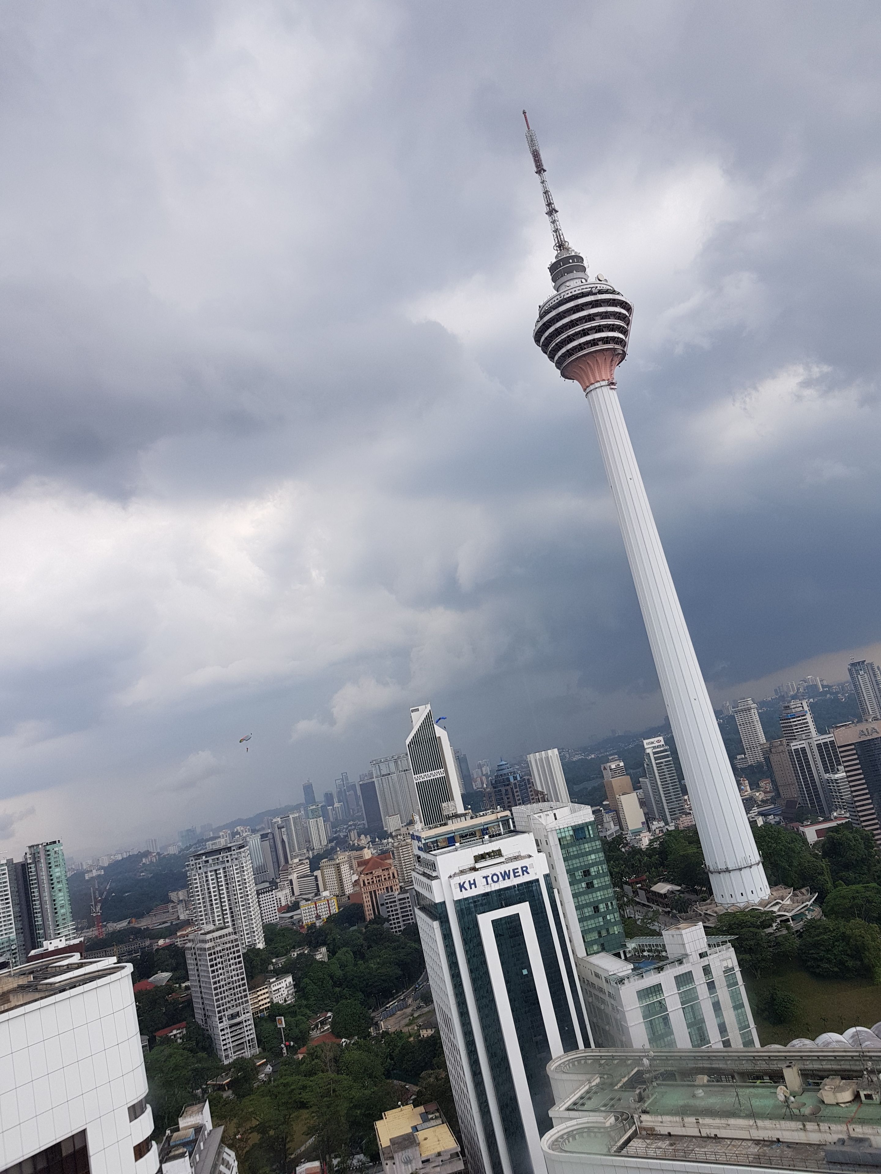 Stadsgezicht met een opvallende toren en omliggende hoogbouw.