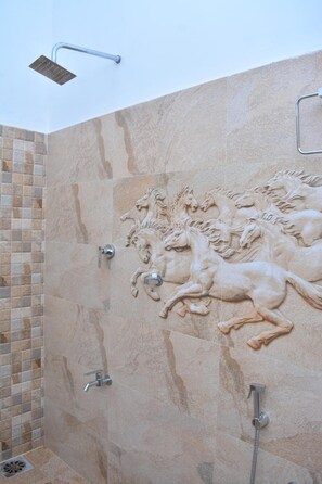Shower, free toiletries, hair dryer, towels - Midigama Holiday Inn (Ahangama)